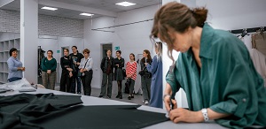 Участники Акселерационной программы «ПроектУМ» ТГПУ посетили экскурсию «Креативная лаборатория производства женской одежды бренда «Daisyknit»