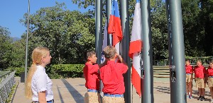 Новости Минпросвещения РФ: право поднятия флага в школе будет предоставляться лучшим ученикам