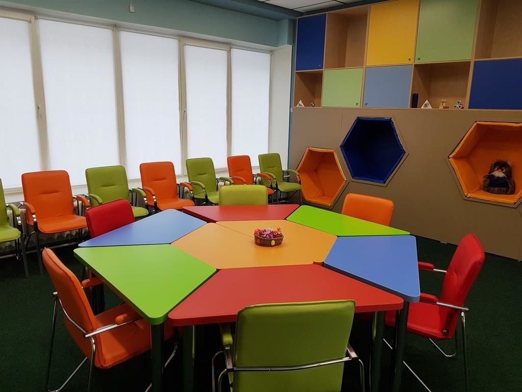 Модульные столы для школы. Столы модульные для коворкинга. Коворкинг центр. Стол круглый модульный для школы.